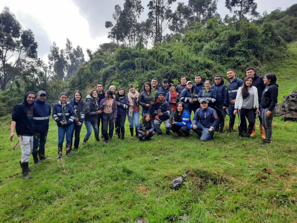 Colaboradores participantes de la caminata ecológica al Páramo de Cruz Verde