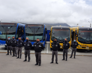 Operadores frente a los buses del concesionario