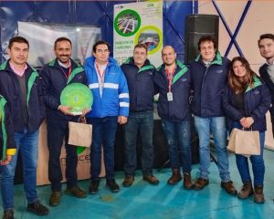 Directores del concesionario recibiendo detalle simbólico por la inauguración de los paneles solares en el patio de operaciones