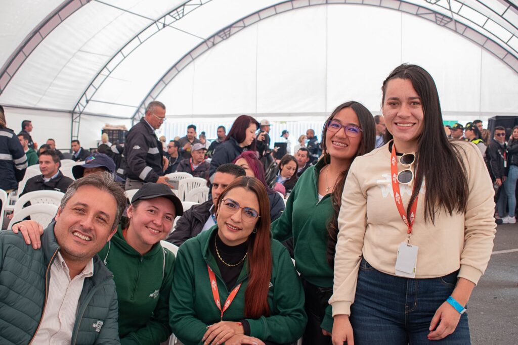 Colaboradores junto al Gerente de la organización