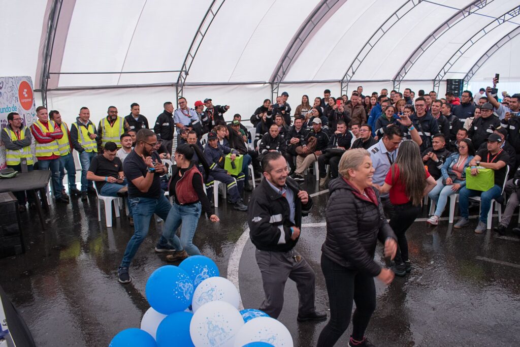 Colaboradores bailando y disfrutando de la celebración