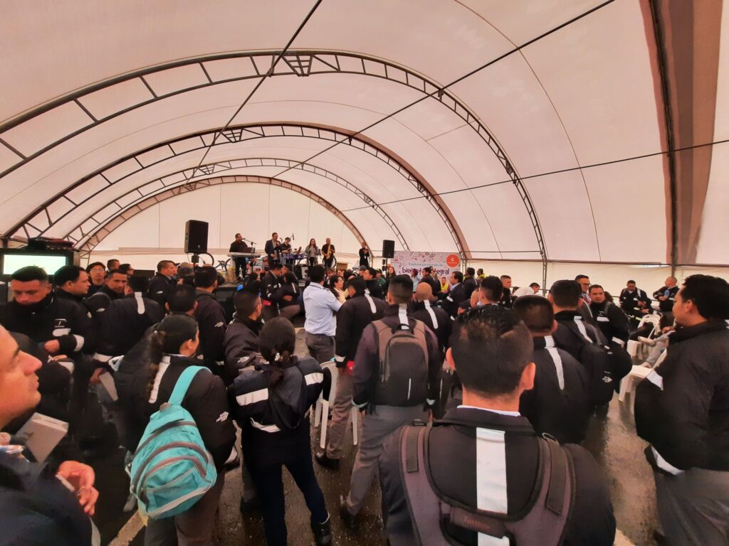 Colaboradores bailando durante celebración