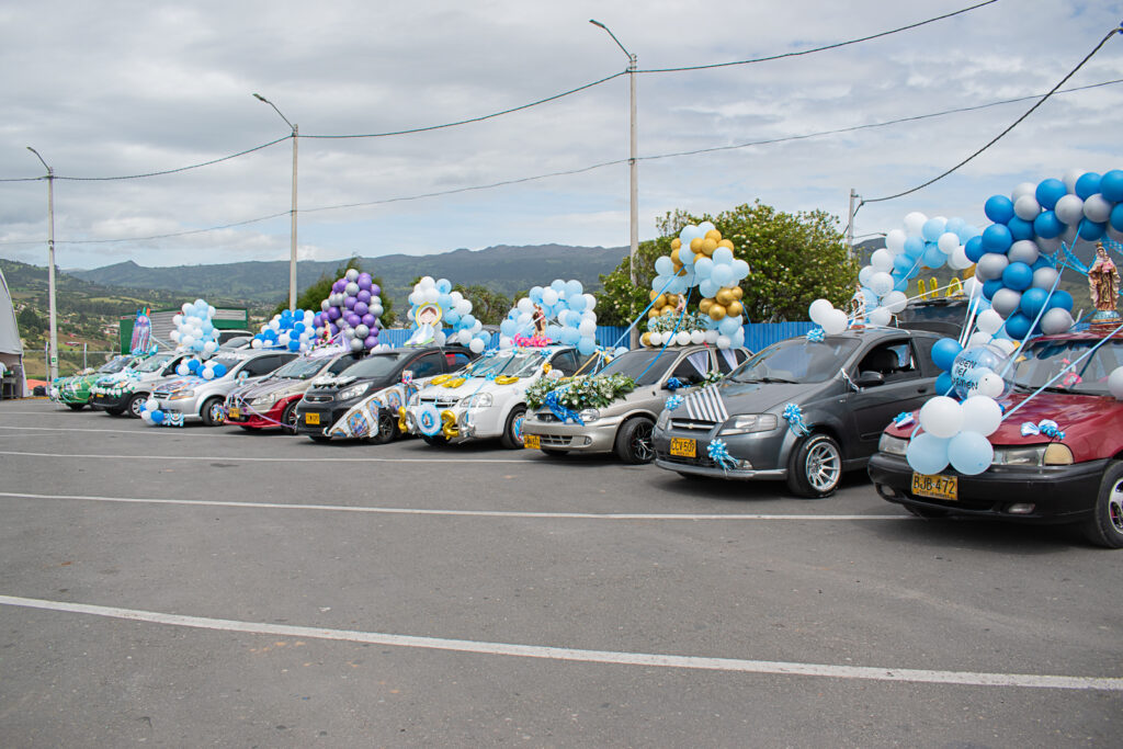 Vahículos decorados durante la celebración