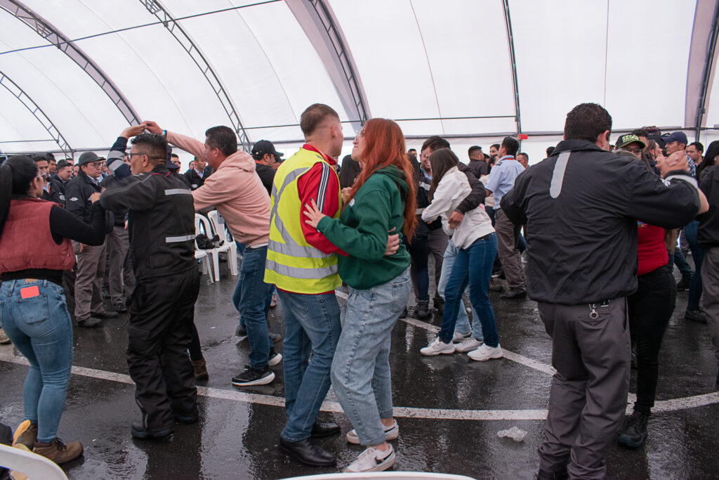 Colaboradores durante celebración disfrutando